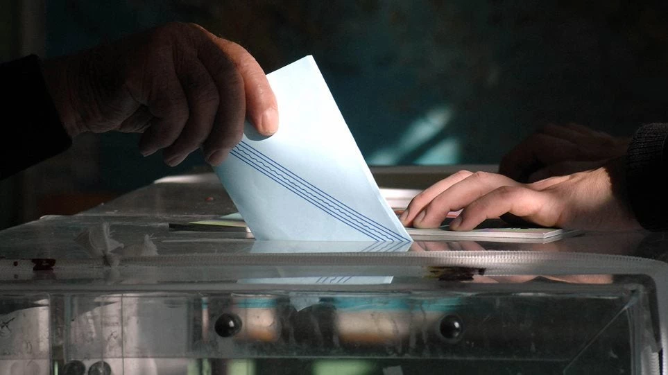 Δημοσκόπηση MRB: Σταθερό προβάδισμα της ΝΔ με 8,8 μονάδες